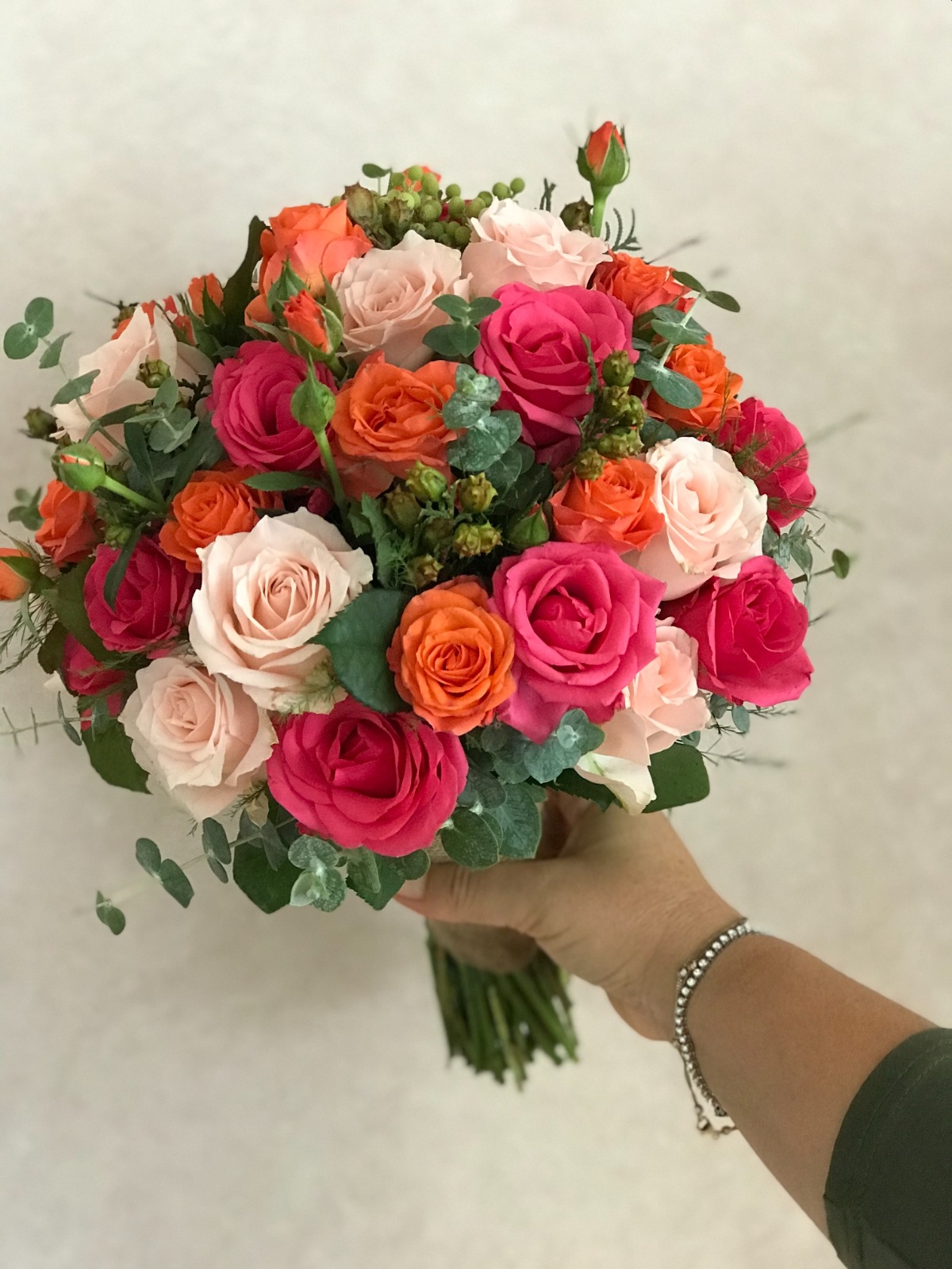 RENKLİ CANLI GÜL GELİN BUKETİ 